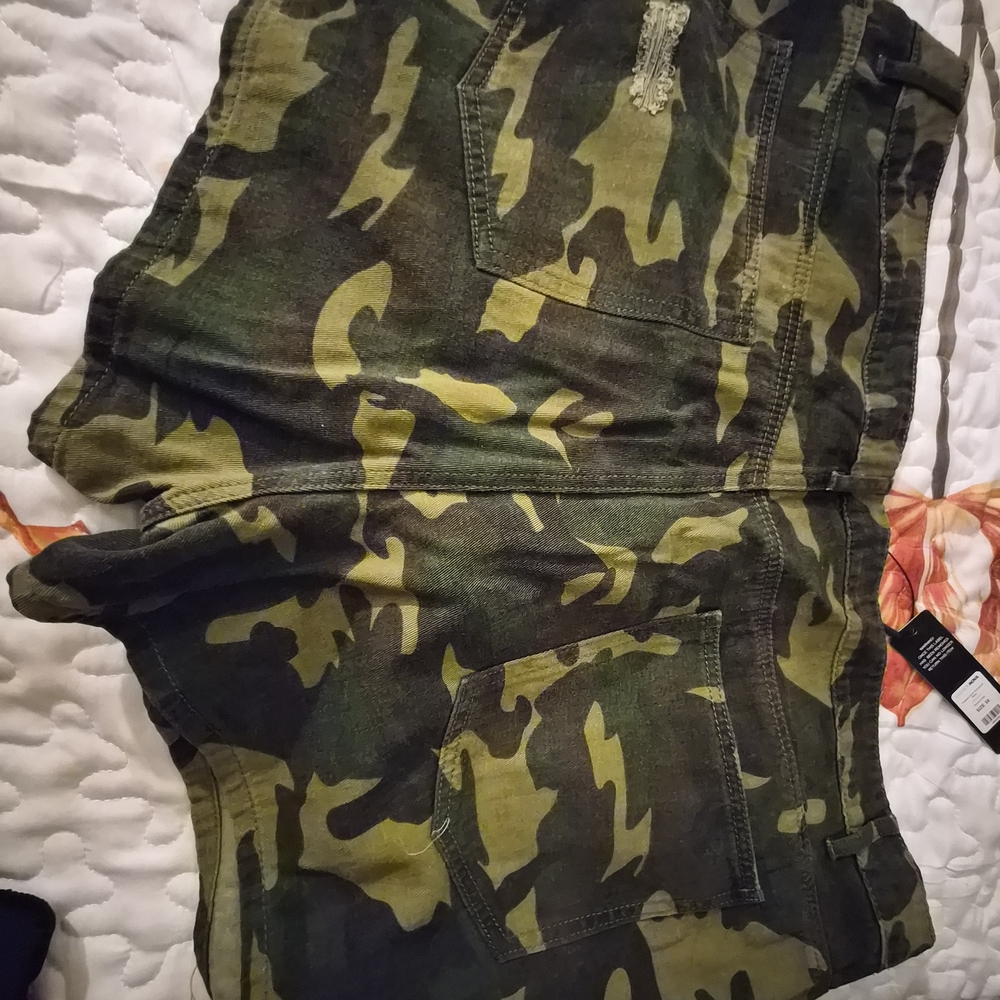 Fashion Nova Camo Distressed Shorts - Olive & Dark Green